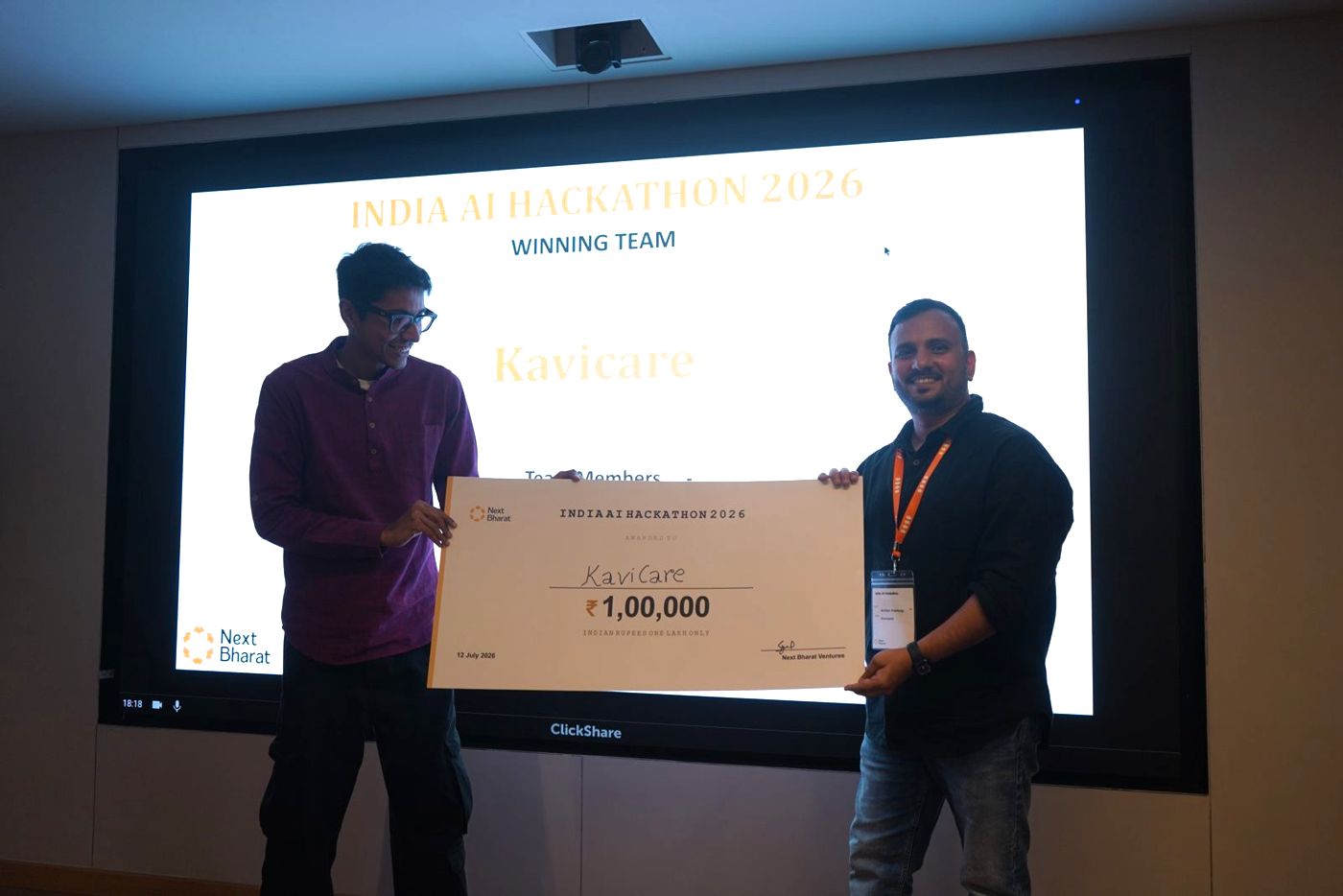 Team KaviCare receives the winner’s cheque