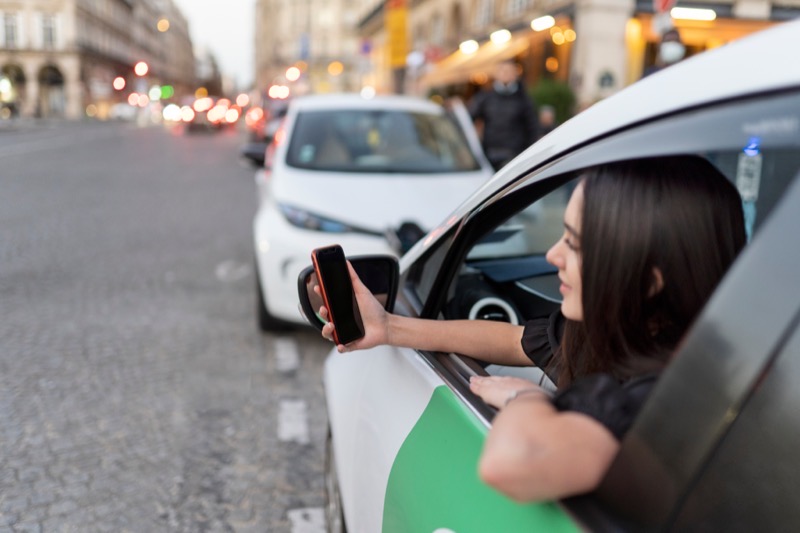 Carsharing-Fahrzeug beim Laden