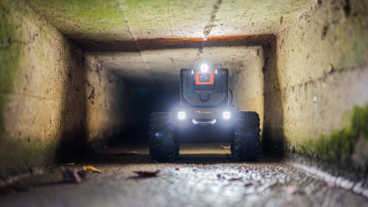 Kanalroboter Roview 3 mit Scheinwerfern in einem rechteckigen Betonkanal