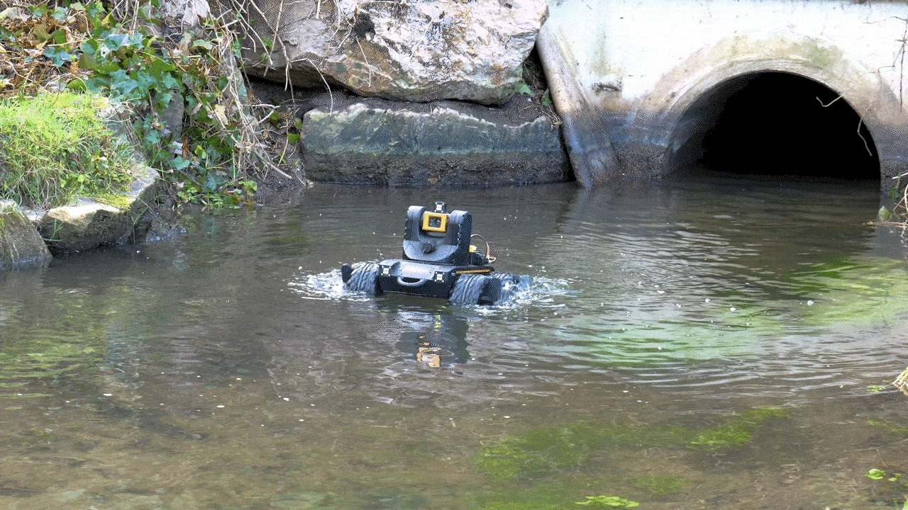 Roview 3 schwimmt im Bach vor einem Kanalauslass