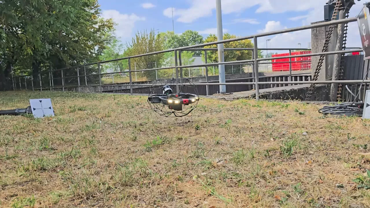 Inspektionsdrohne im Schutzkäfig schwebt über der Wiese an einem Pumpwerk