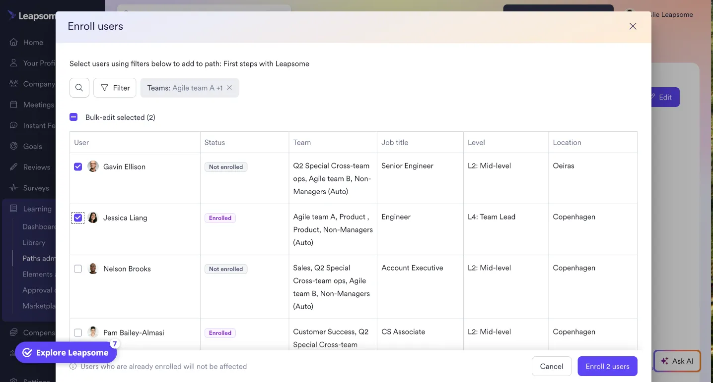 Screenshot der Leapsome Learning-Path-Konfiguration mit Bulk-Hinzufügen von Teilnehmenden und Filterauswahl.