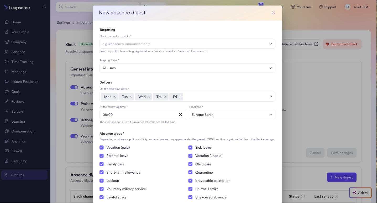 Screenshot des Slack-Integrationsmoduls in Leapsome mit dem Setup für einen neuen Abwesenheits-Digest, einschließlich Slack-Kanal-Targeting, Lieferzeitplan, Zeitzone und auswählbaren Abwesenheitsarten.
