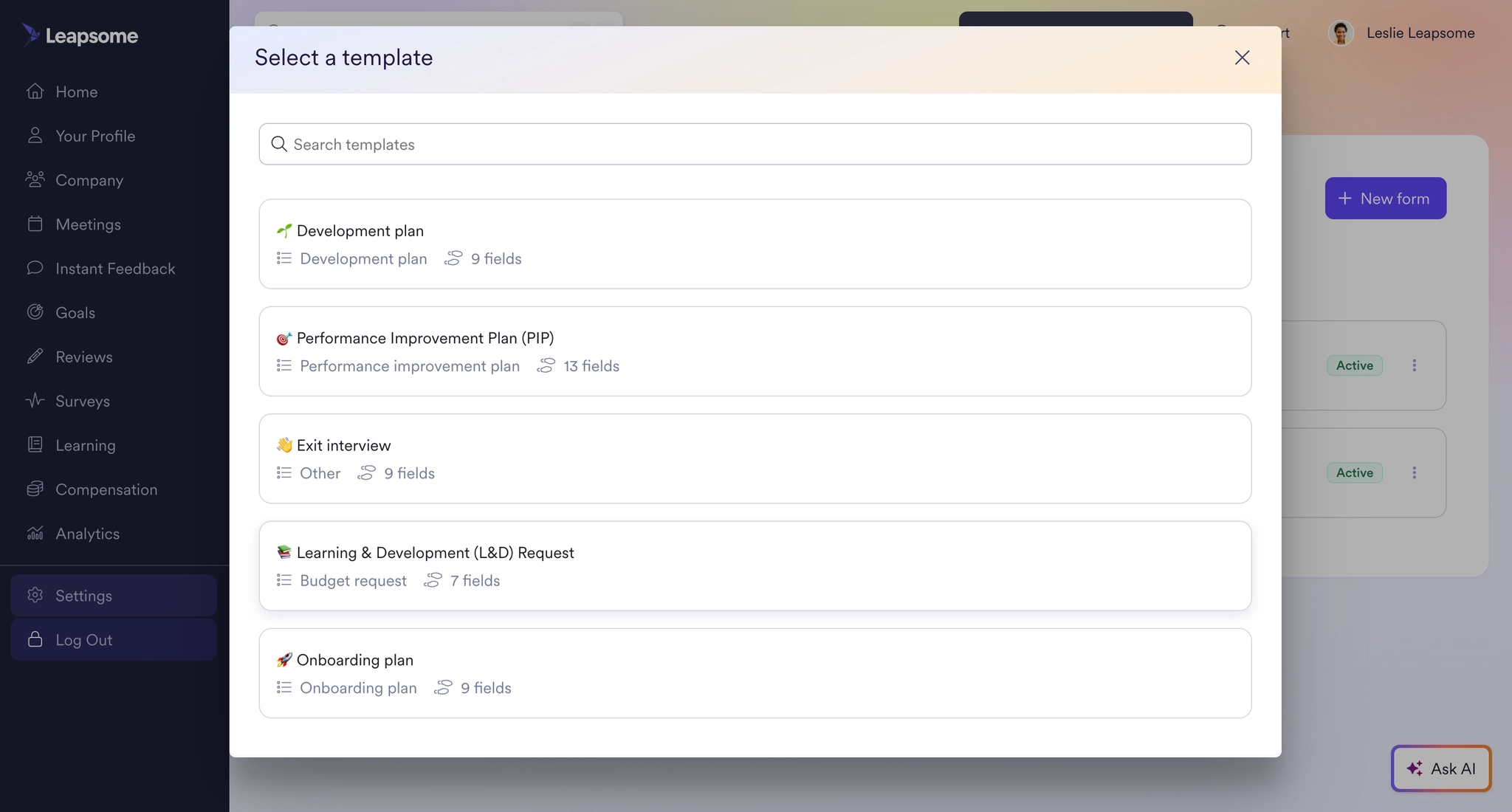 Screenshot des Formular-Moduls in Leapsome mit einem Vorlagenauswahlmenü mit Optionen wie Entwicklungsplan, Performance Improvement Plan (PIP), Exit-Interview, L&D-Anfrage und Onboarding-Plan.