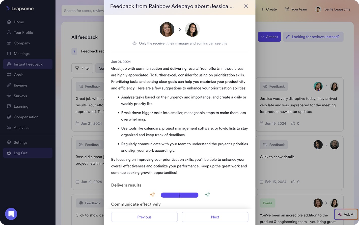Die Oberfläche von Leapsome mit einem Feedback-Modul mit Peer-Einblicken und strukturierten Verbesserungstipps.