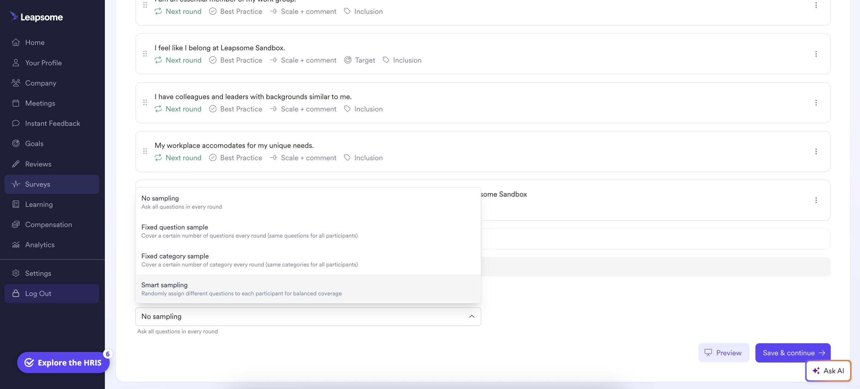 Screenshot der Umfrage-Einrichtungsansicht in Leapsome mit inklusionsfokussierten Umfragefragen und Sampling-Optionen wie kein Sampling, feste Stichproben und intelligentes Sampling.