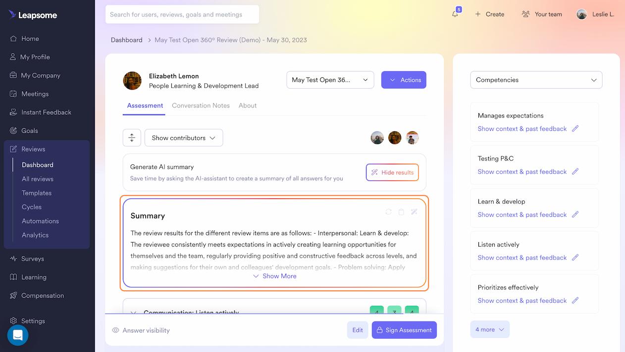 Dashboard von Leapsome AI Performance Reviews mit automatisch erstellter AI-Zusammenfassung eines 360°-Reviews. Inklusive Filter für Beitragende, Kompetenzliste, Kontext aus früherem Feedback und Bewertungstools.