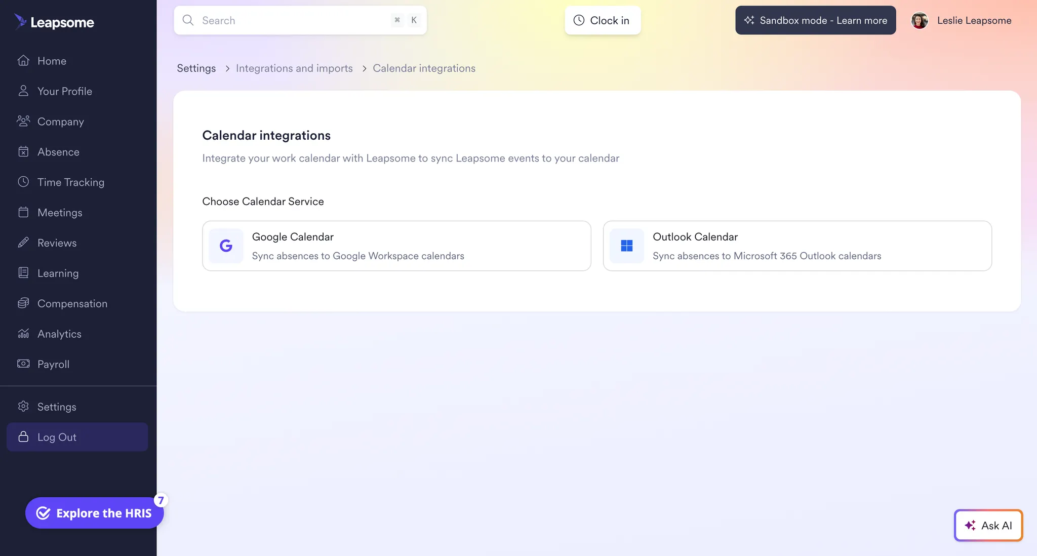 Screenshot der Leapsome-Einstellungen mit Kalender-Integrationsoptionen zum Synchronisieren von Abwesenheiten mit Google Calendar oder Microsoft Outlook Calendar.