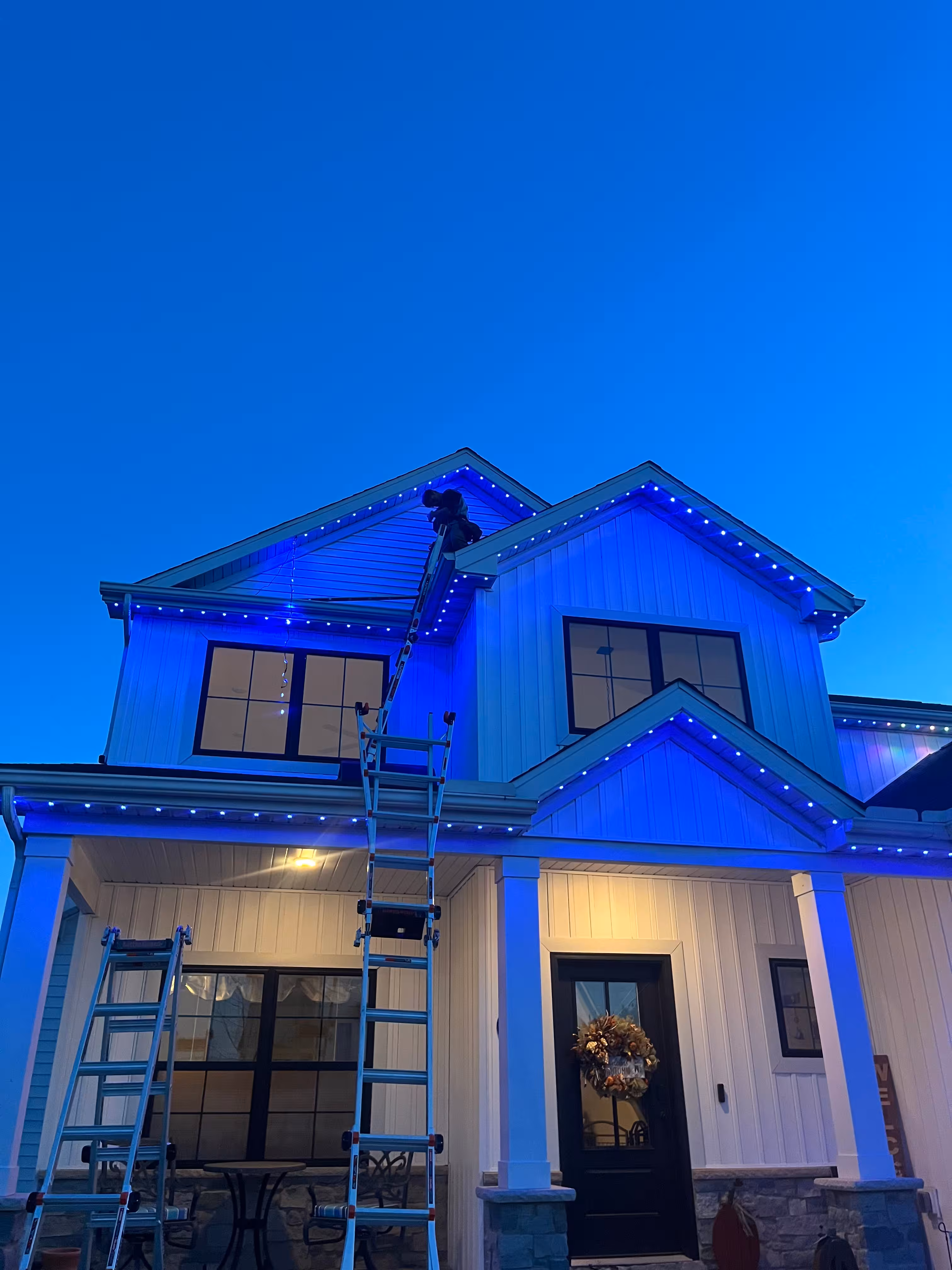 Experts in residential permanent roofline lighting