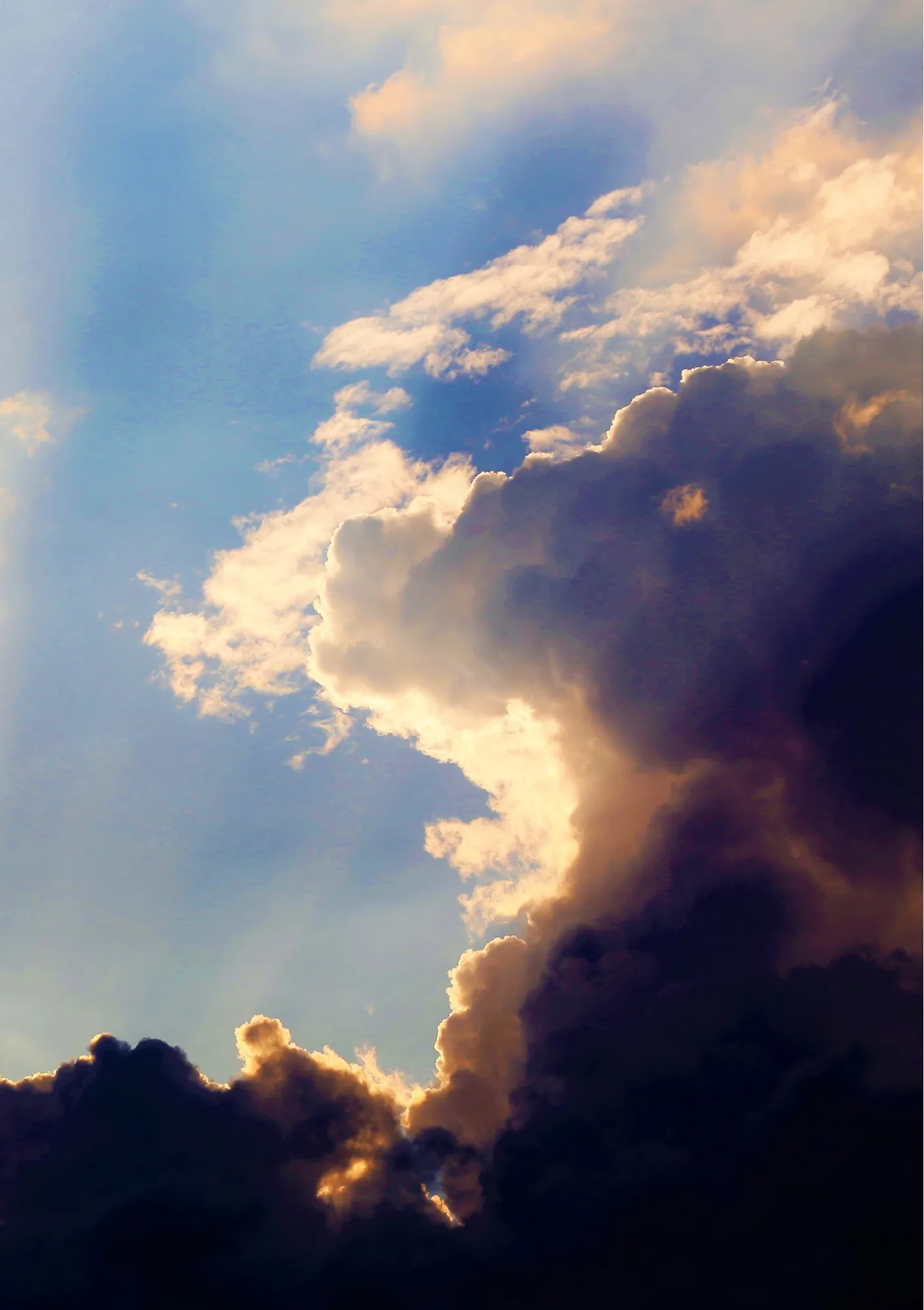 Cielo y nubes iluminadas como representación visual del alma en el Modelo Integral Mediconsciente