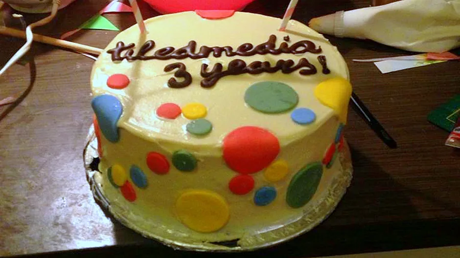 Cake decorated with the words Tiledmedia 3 years in icing