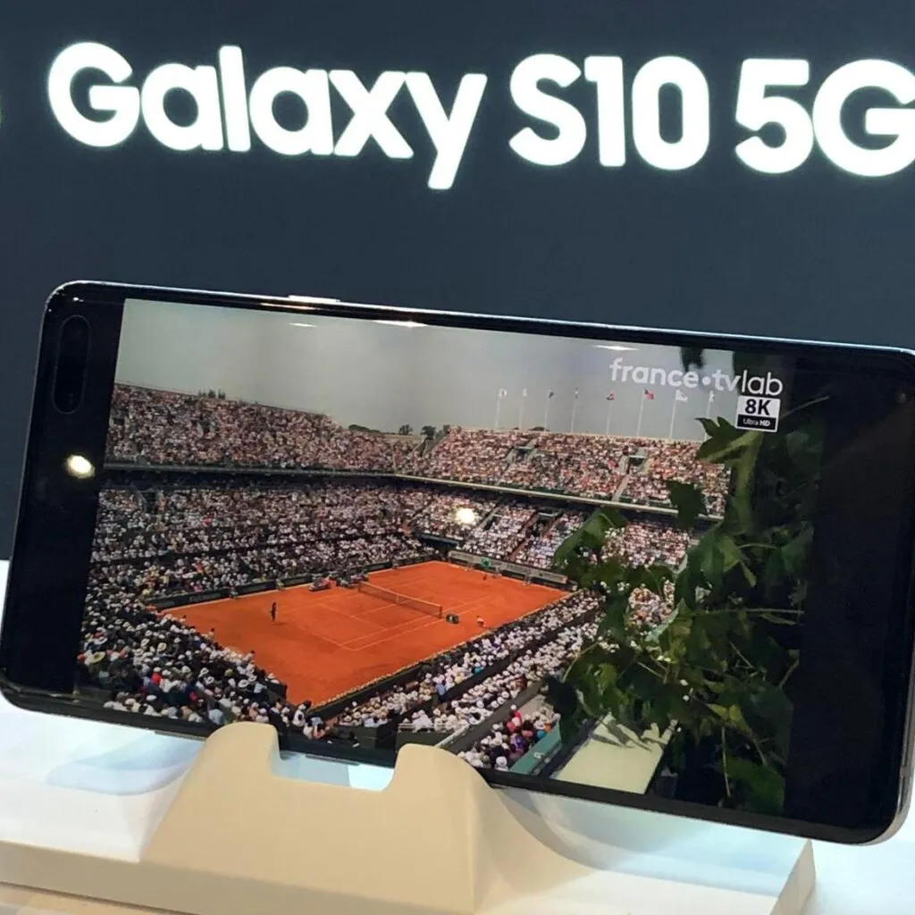 Galaxy S10 5G display showing a tennis match on the phone screen