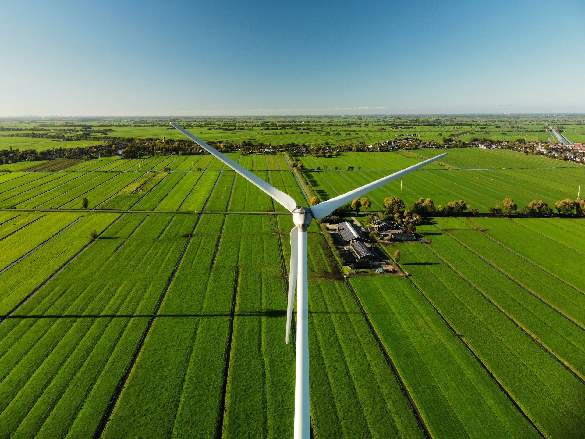 Parc éolien et champs cultivés vus du ciel