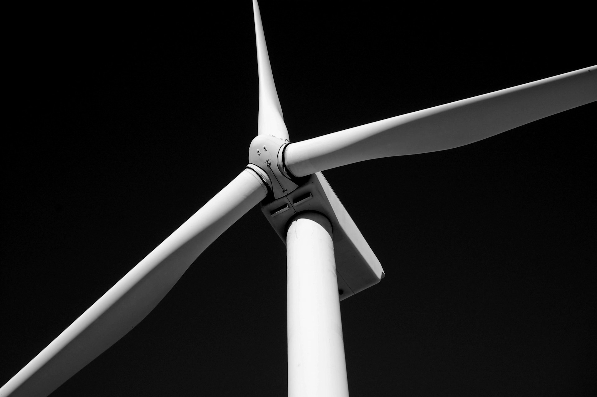 Éolienne en contre-plongée, photographie en noir et blanc