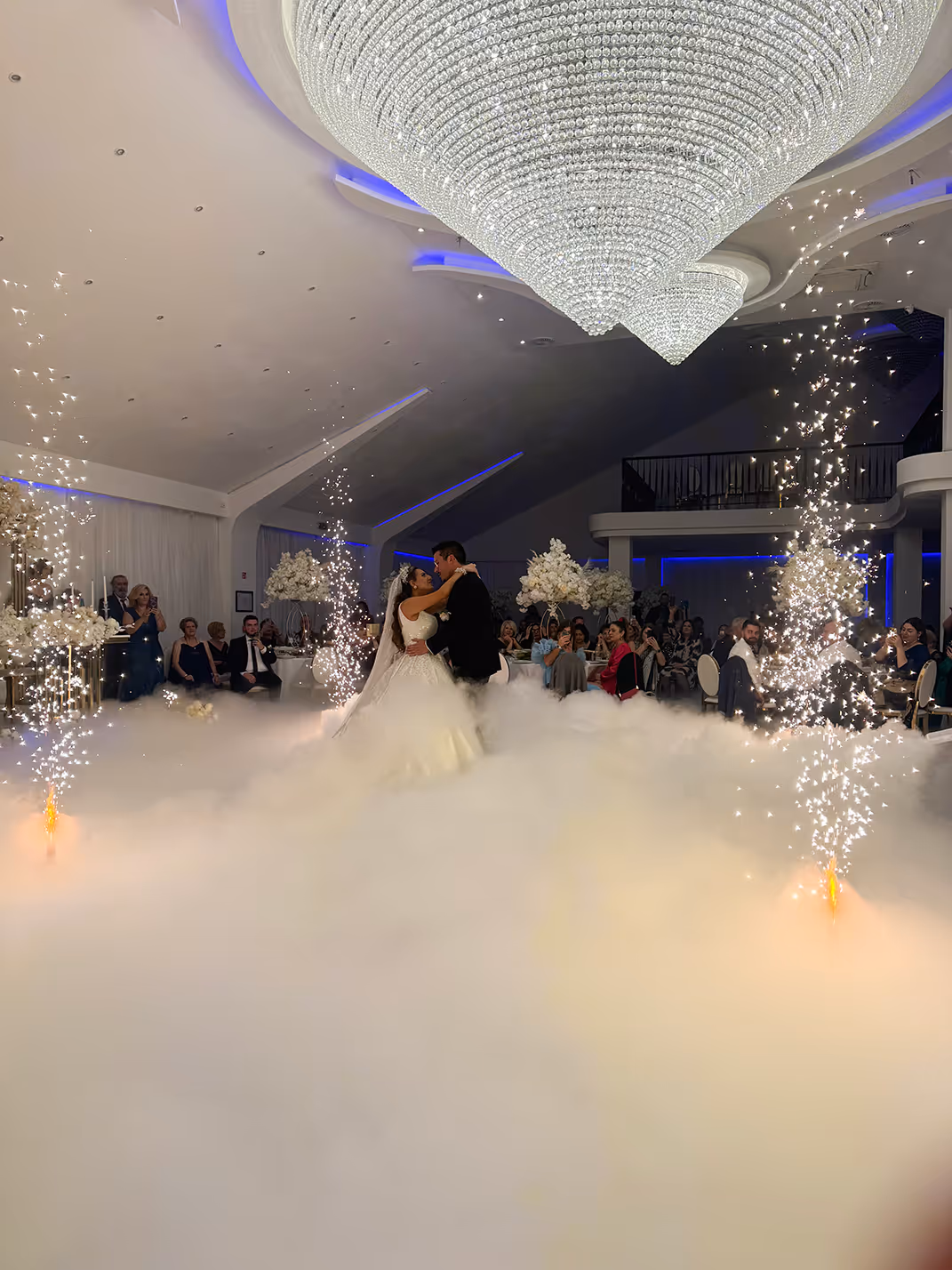 Bruiloftspodium met witte bloemendecoratie bij Arian Feestzaal