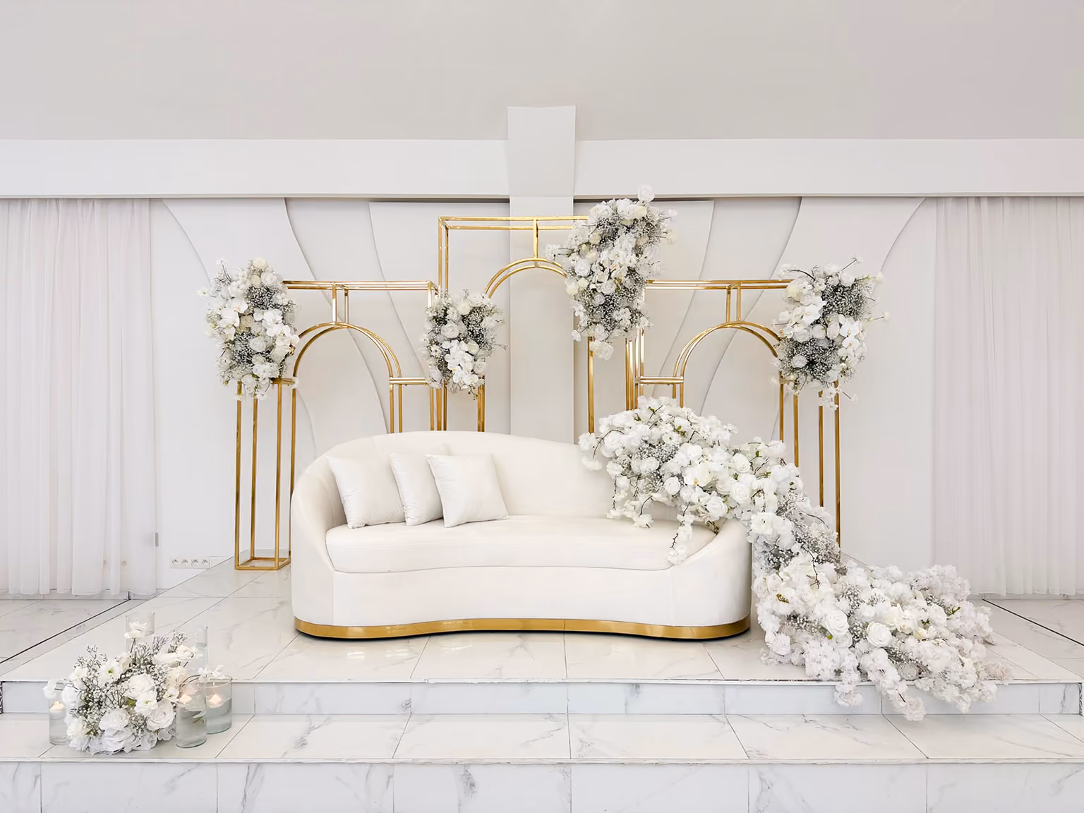 Luxe ceremoniepodium voor bruiloft bij Arian Feestzaal