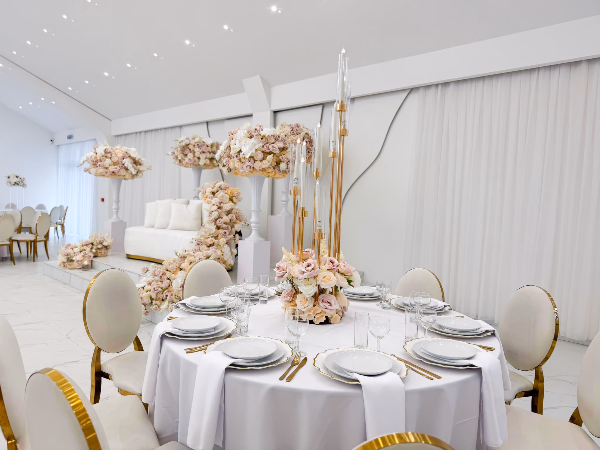 Gedekte feesttafel met bloemstukken bij Arian Feestzaal