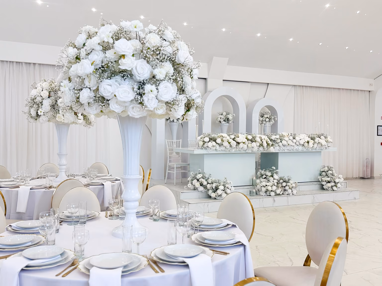 Witte bloemendecoratie voor bruiloft bij Arian Feestzaal