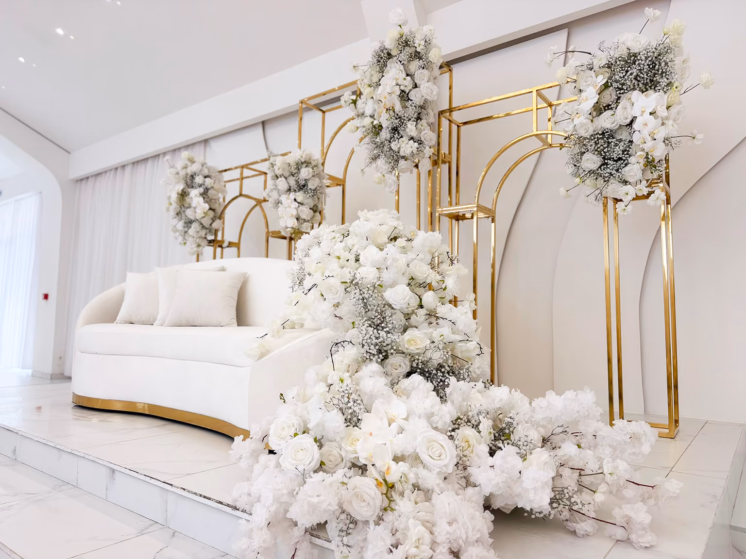Trouwsetting met witte bloemen en gouden decoratie