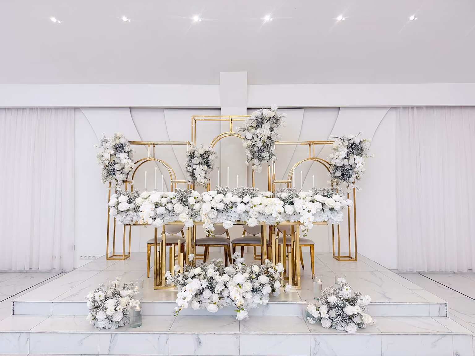 Luxe ceremoniepodium voor bruiloft bij Arian Feestzaal