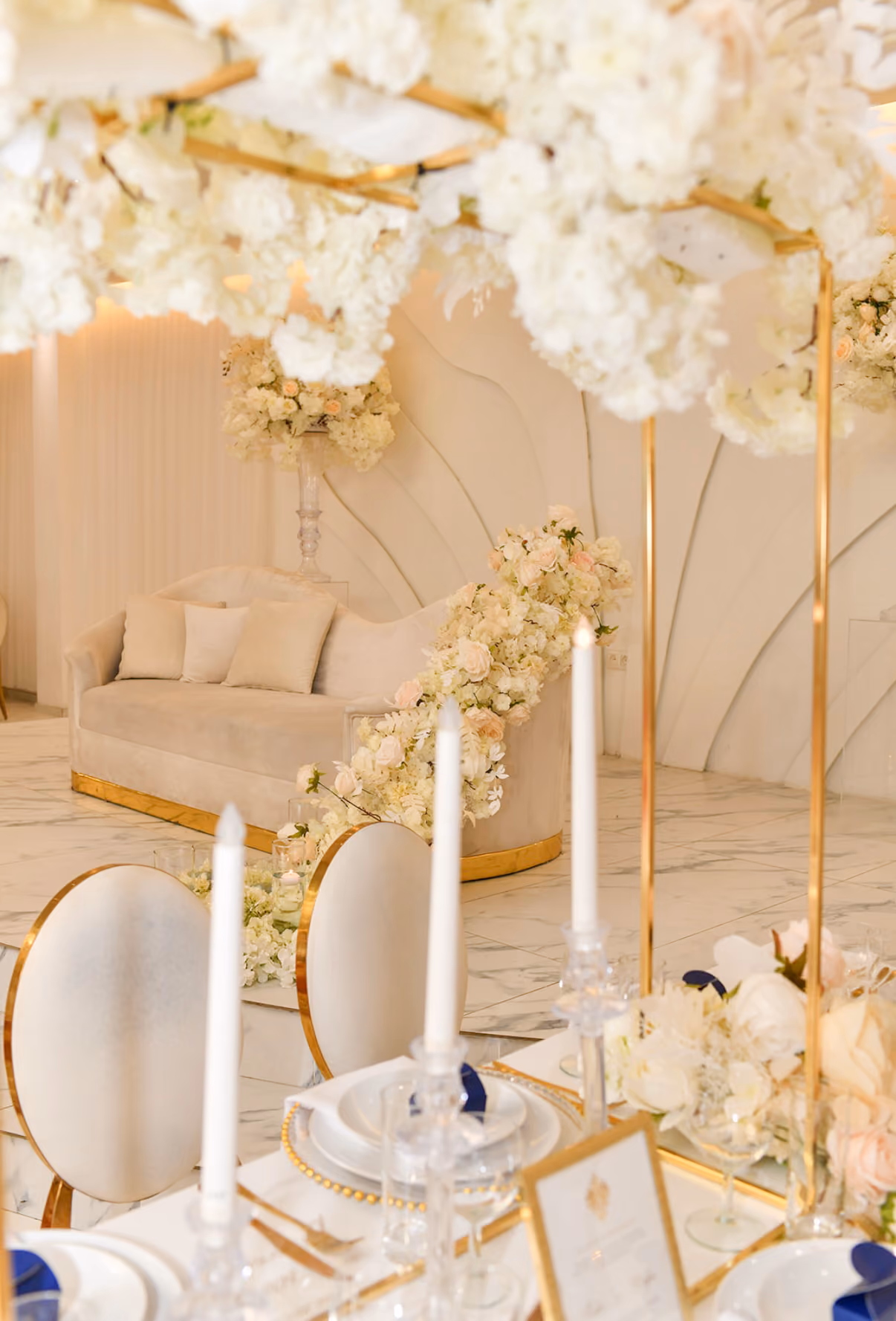 Tafeldecoratie met bloemen en kaarsen bij Arian Feestzaal