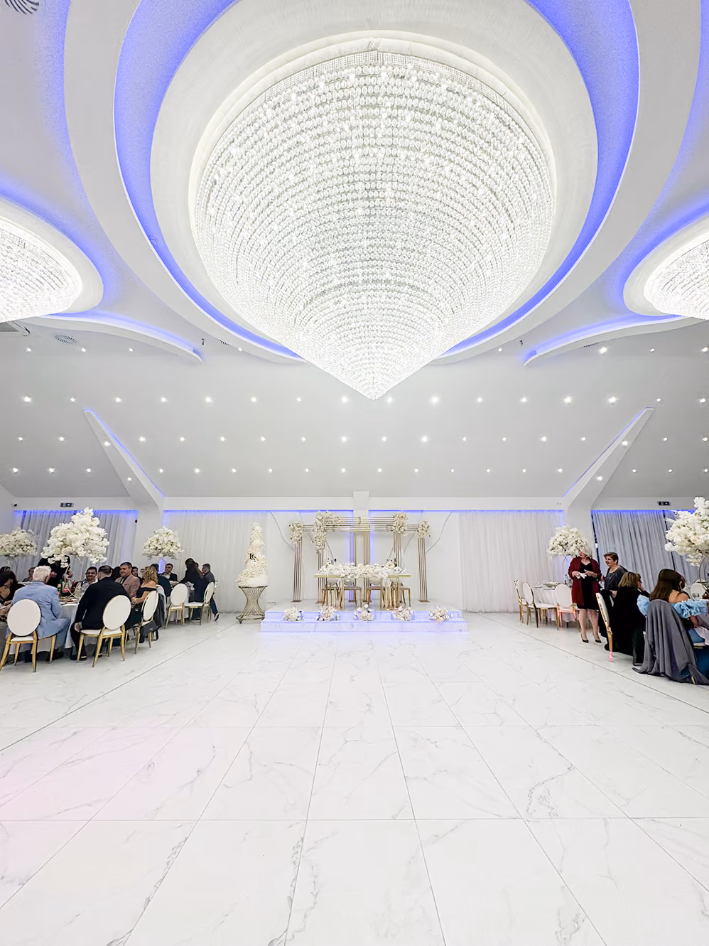 Dansvloer van Arian Feestzaal met grote kristallen kroonluchter