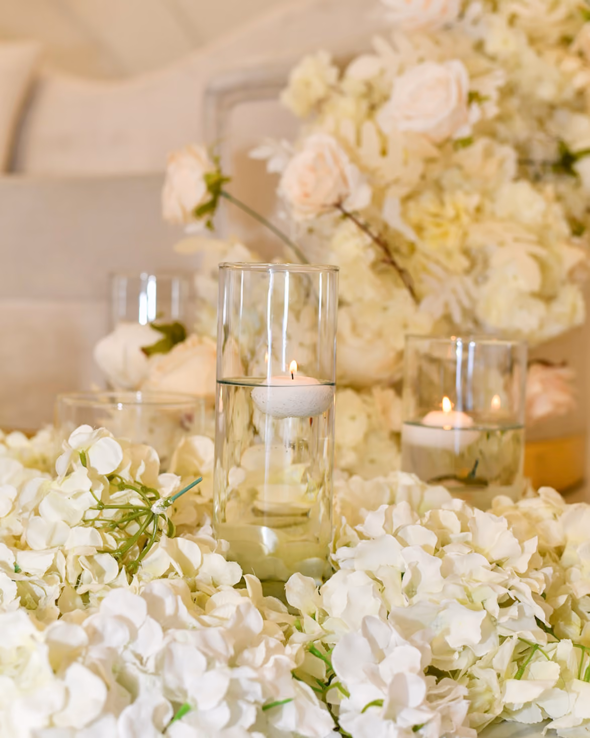 Witte bloemendecoratie met gouden details bij Arian Feestzaal