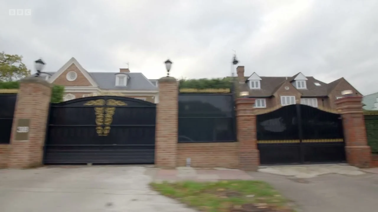 Crazy Rich Agents: Selling Dream Homes — still 6