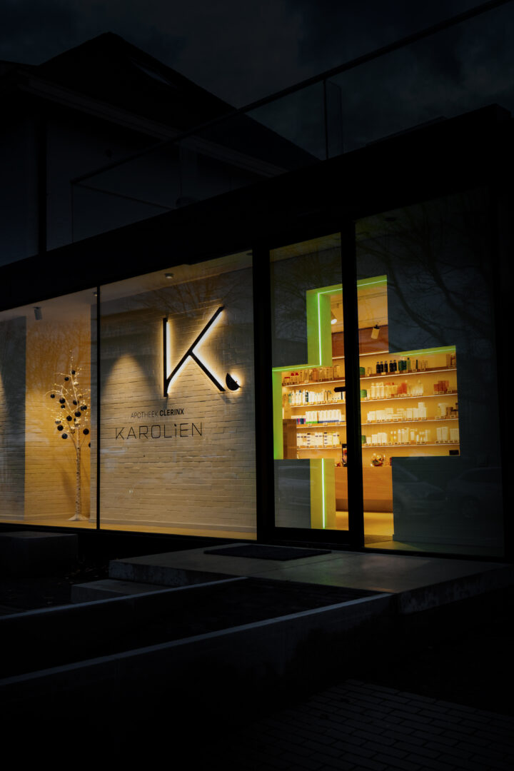 Interieur van Apotheek Clerinx in Tongeren, ontworpen door Fragmat Inside
