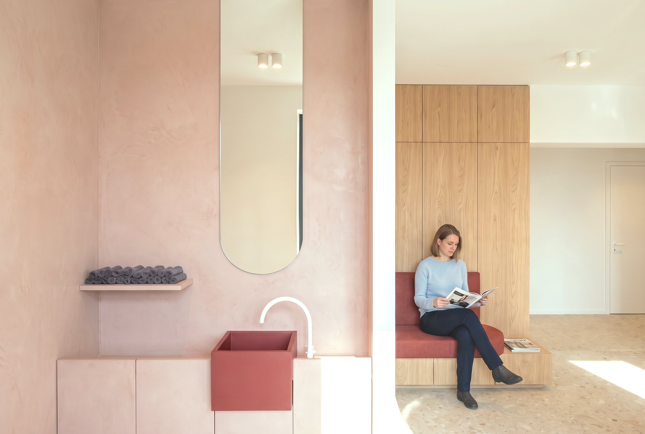 Poetsbar met roze wastafel en houten wachtbank in tandartspraktijk Dental ML