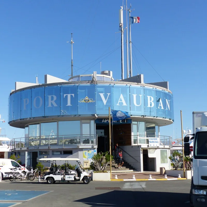 Pose de film solaire à la capitainerie du Port Vauban à Antibes