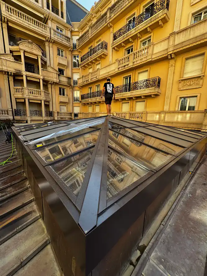 Verrière de toiture du Métropole à Monaco traitée avec un film dépoli