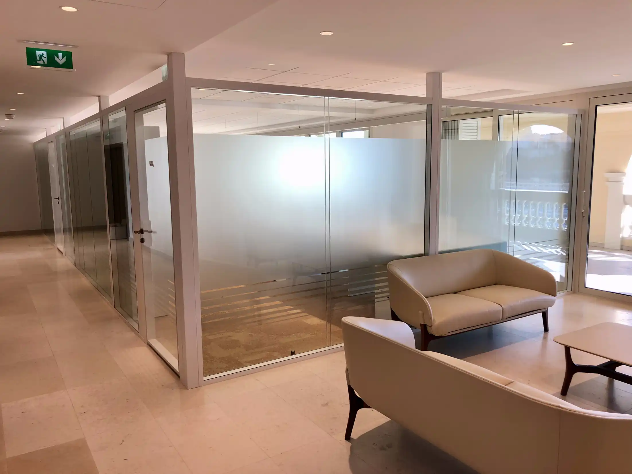 Cloisons vitrées dépolies dans une banque privée à Monaco