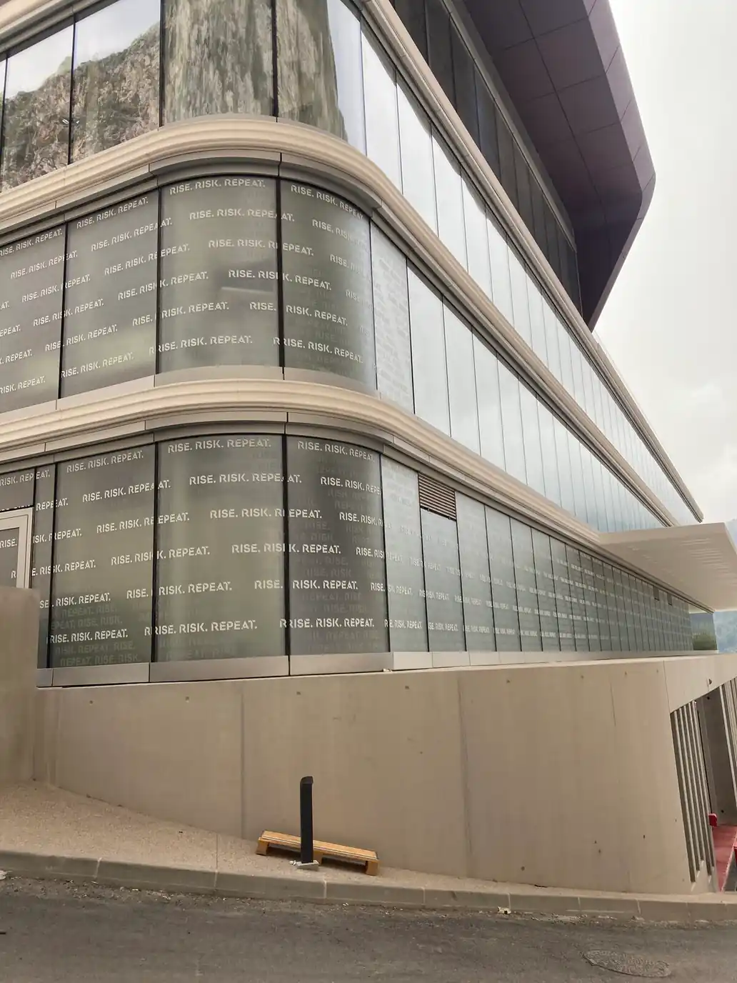 Pose en nacelle d'une vitrophanie dépoli imprimée sur la façade du centre de formation de l'AS Monaco