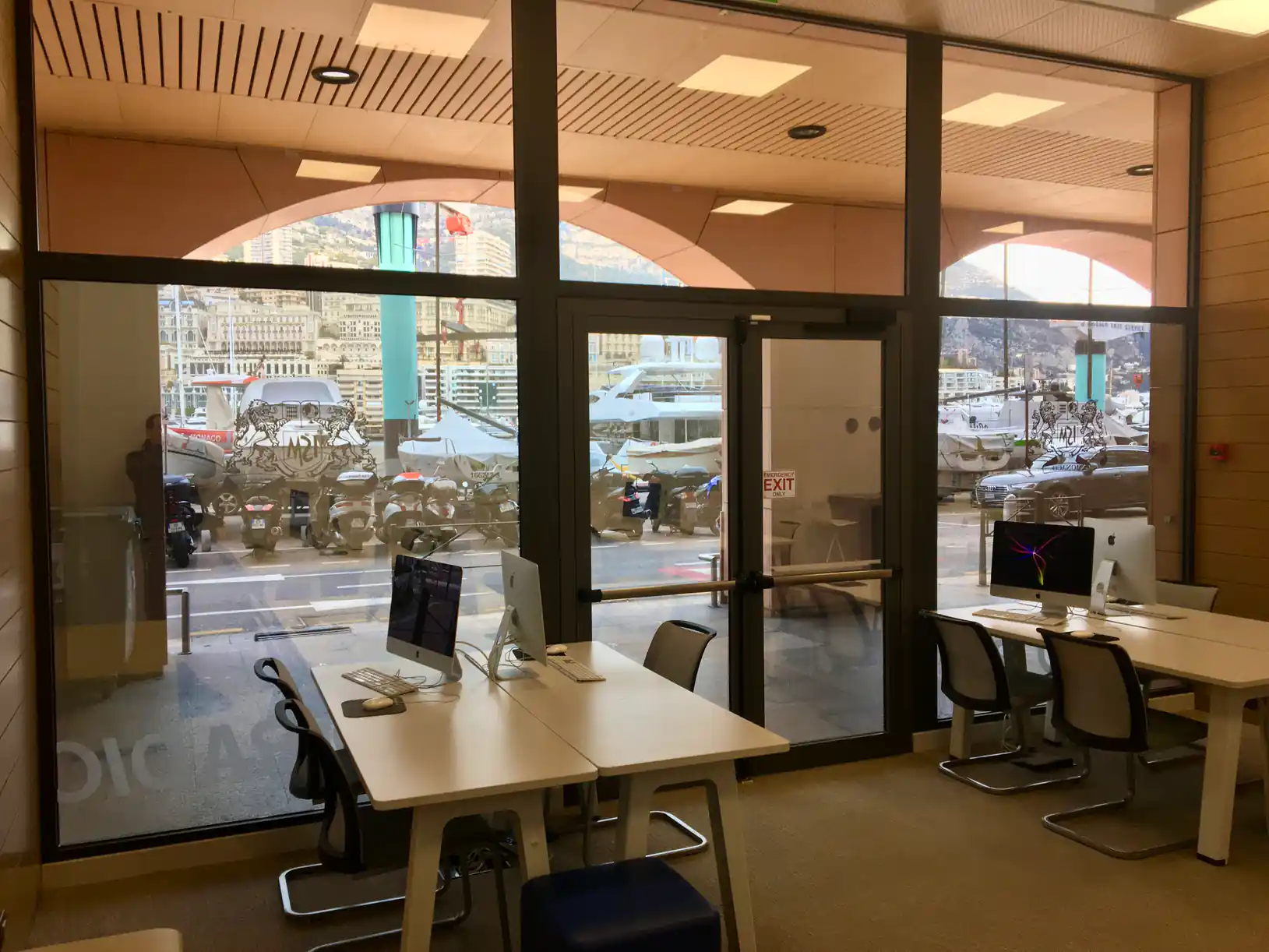 Film de sécurité anti-déflagration posé sur la façade vitrée d'un établissement donnant sur le port à Monaco