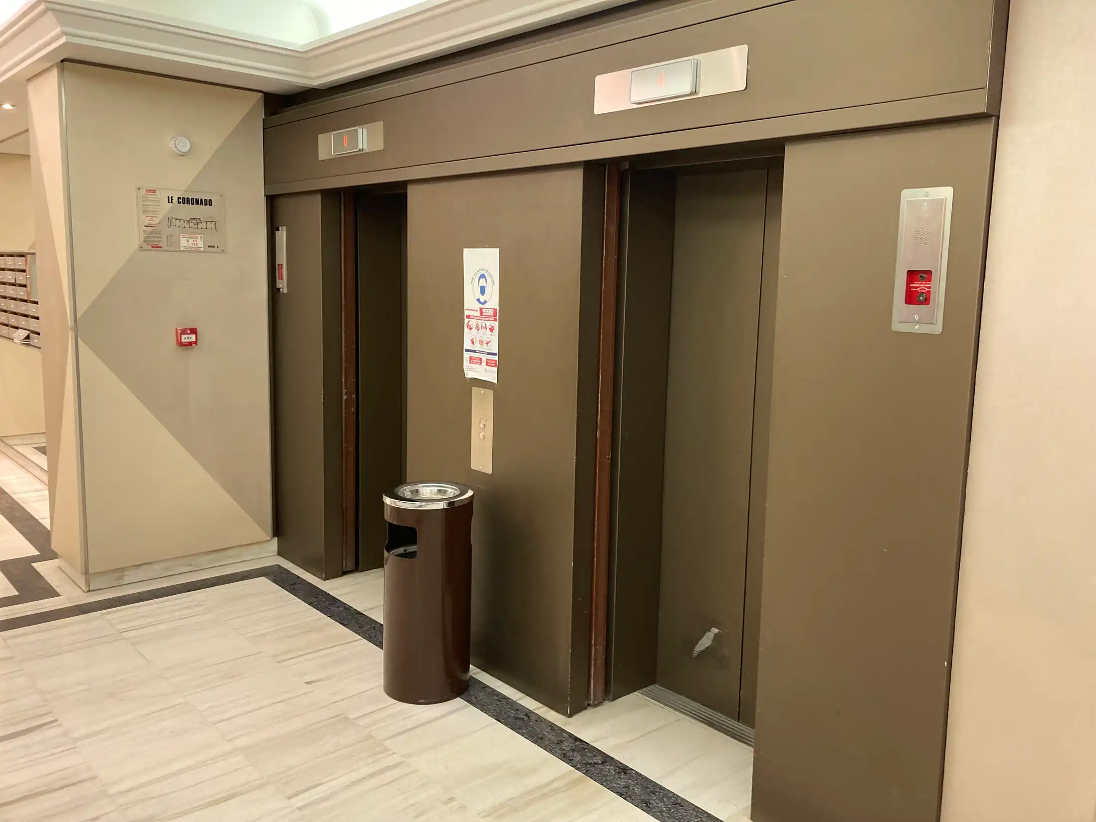 Hall et portes d'ascenseurs habillés d'un film décoratif — Monaco