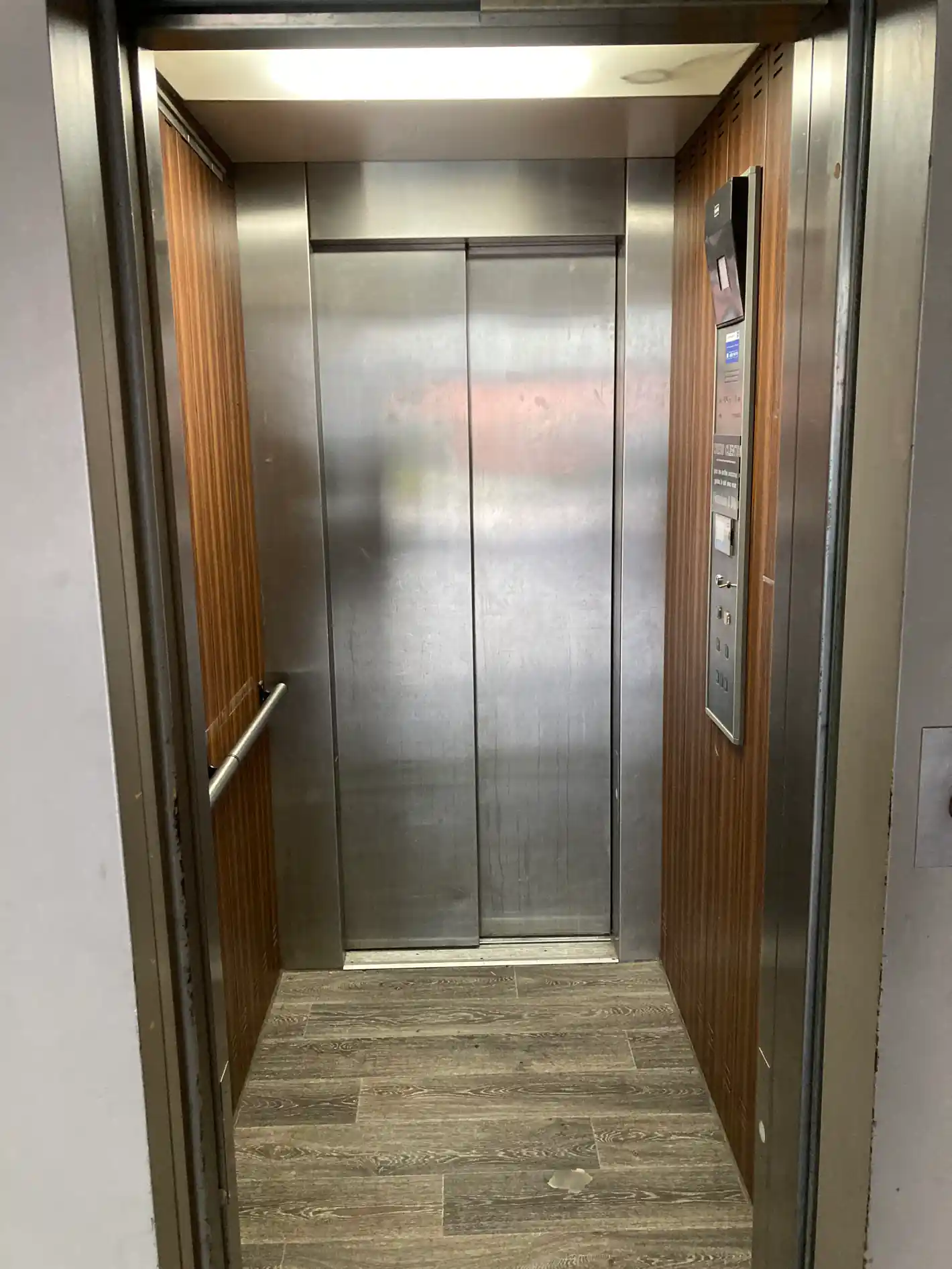 Cabine d'ascenseur avant covering — Castagniers