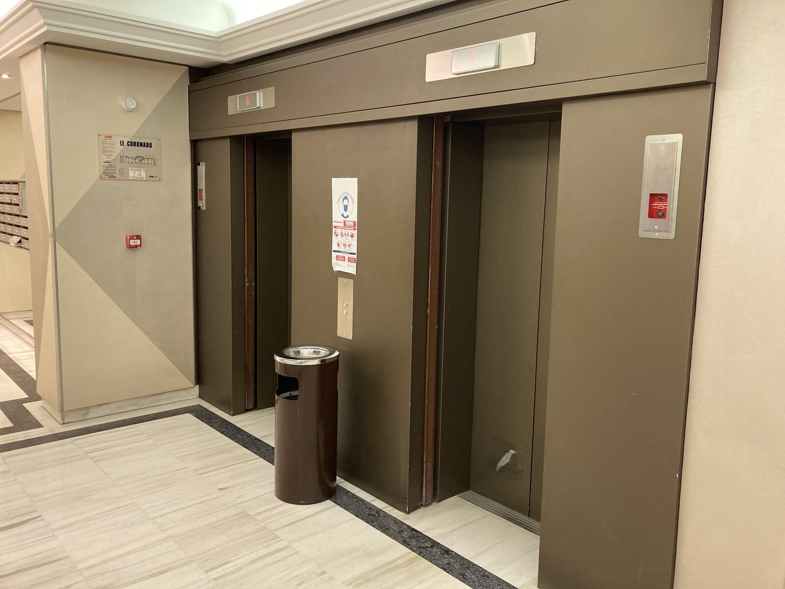 Hall d'immeuble avec ascenseurs habillés en Di-Noc bois à Monaco