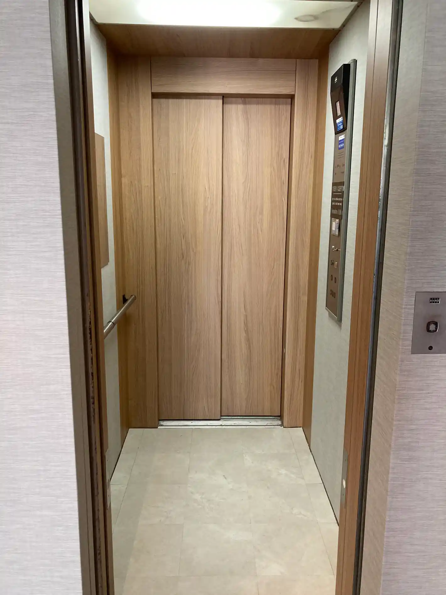 Cabine d'ascenseur après covering — Castagniers