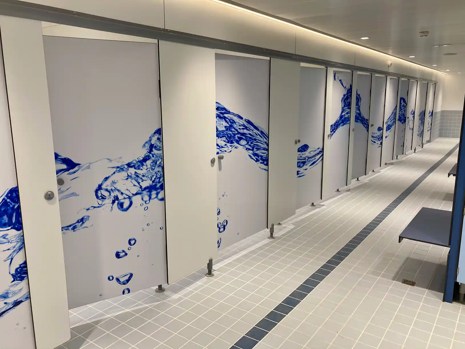 Portes de vestiaires habillées d'un décor imprimé, piscine de Fontvieille — Monaco