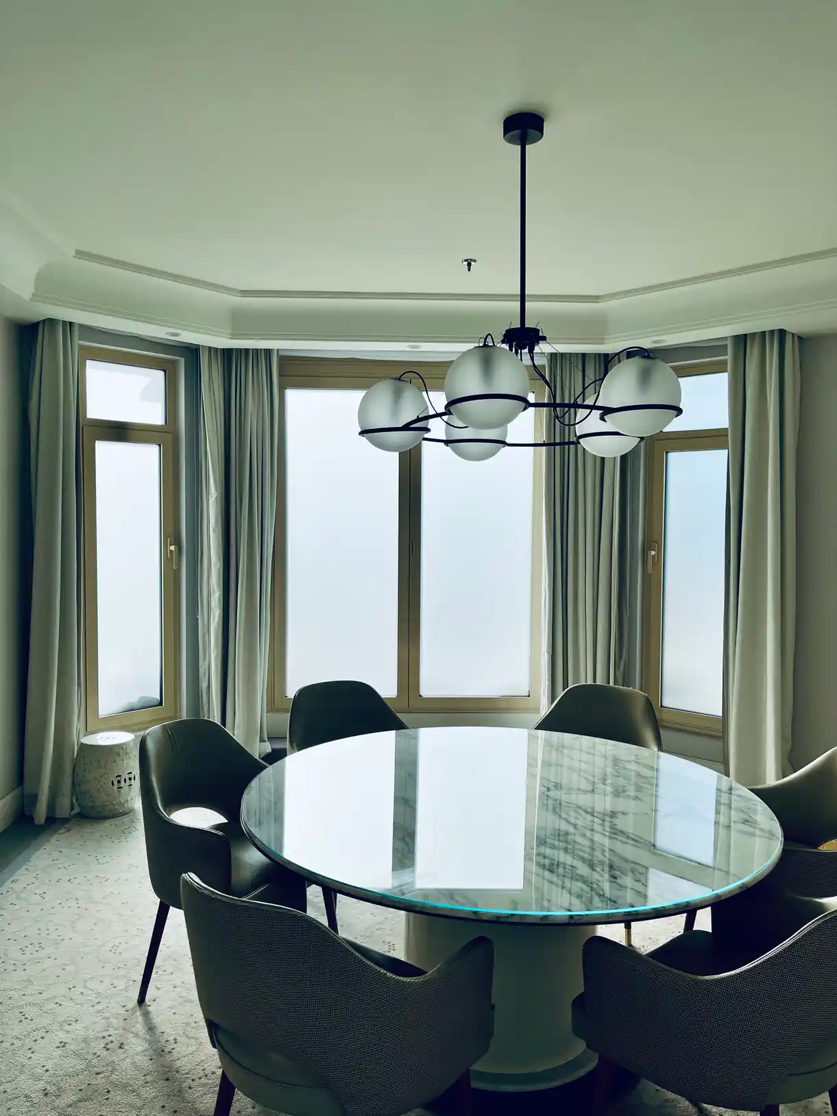 Suite de l'hôtel Martinez après pose du film dépoli — Cannes