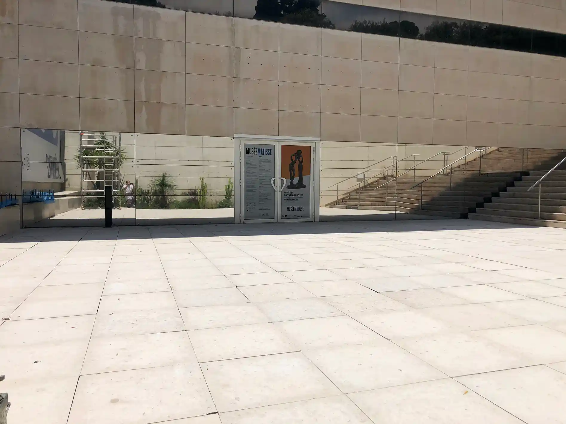 Façade vitrée du musée Matisse équipée d'un film solaire — Nice