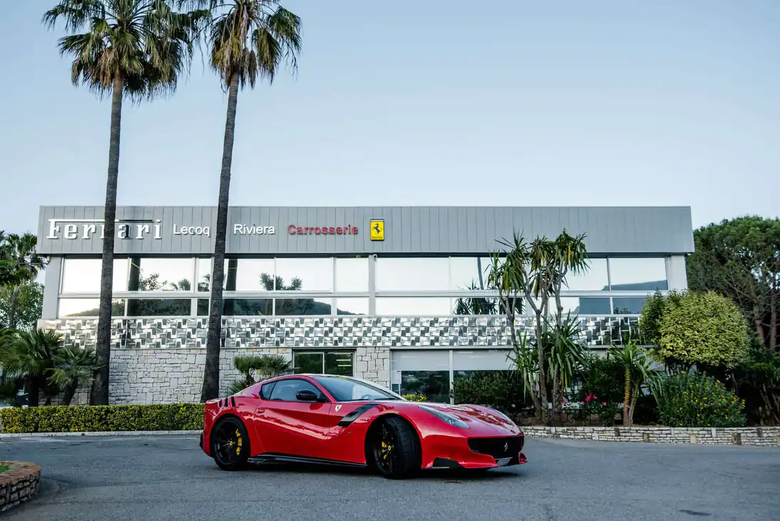 Concession Ferrari Lecoq équipée d'un film solaire — Mandelieu