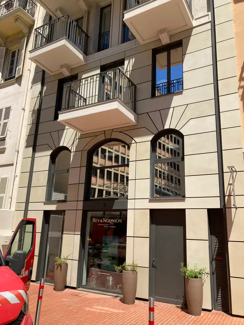 Immeuble de bureaux équipé d'un film solaire — Monaco