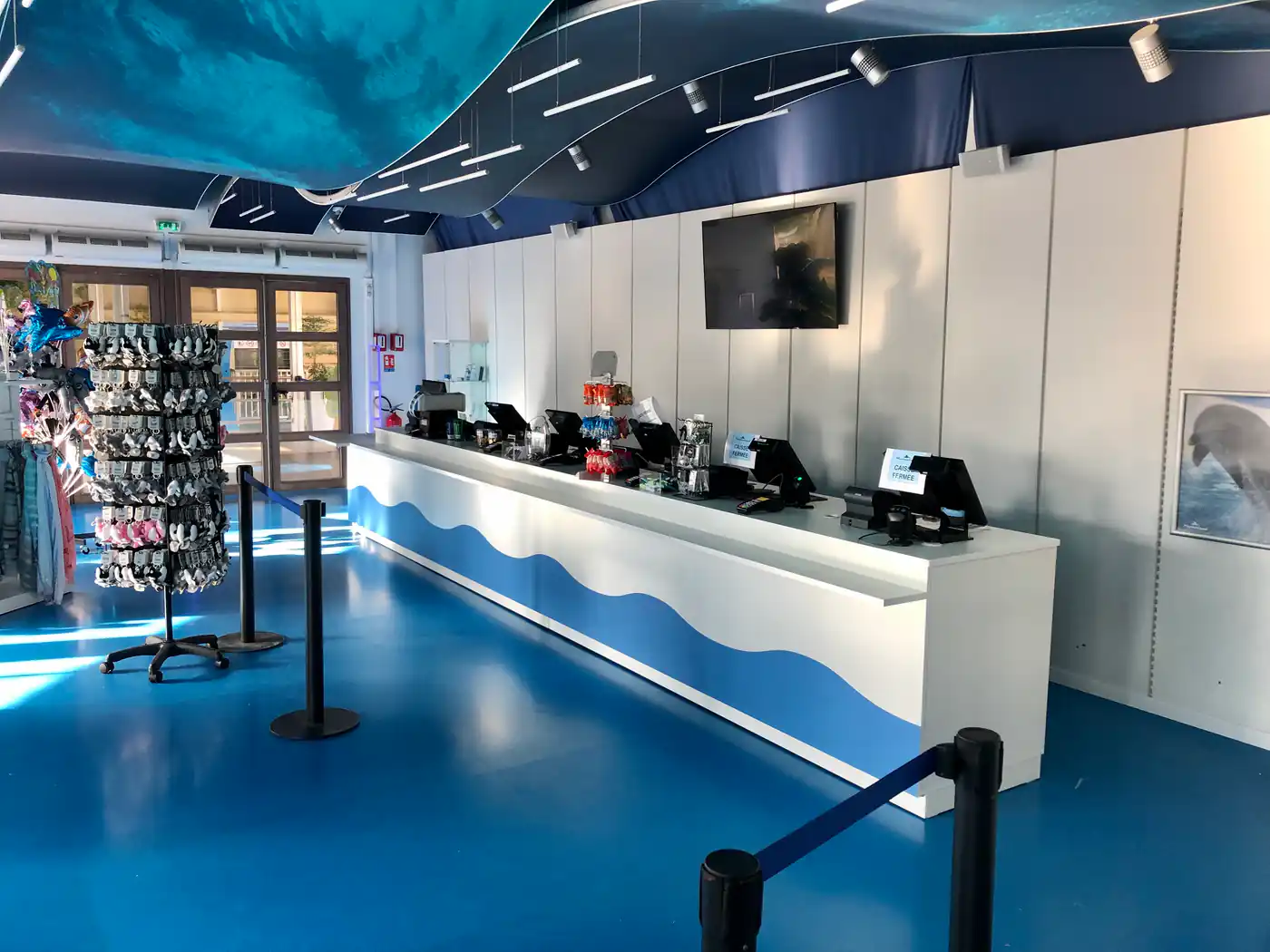 Comptoir de boutique habillé d'un film décoratif bleu — Antibes