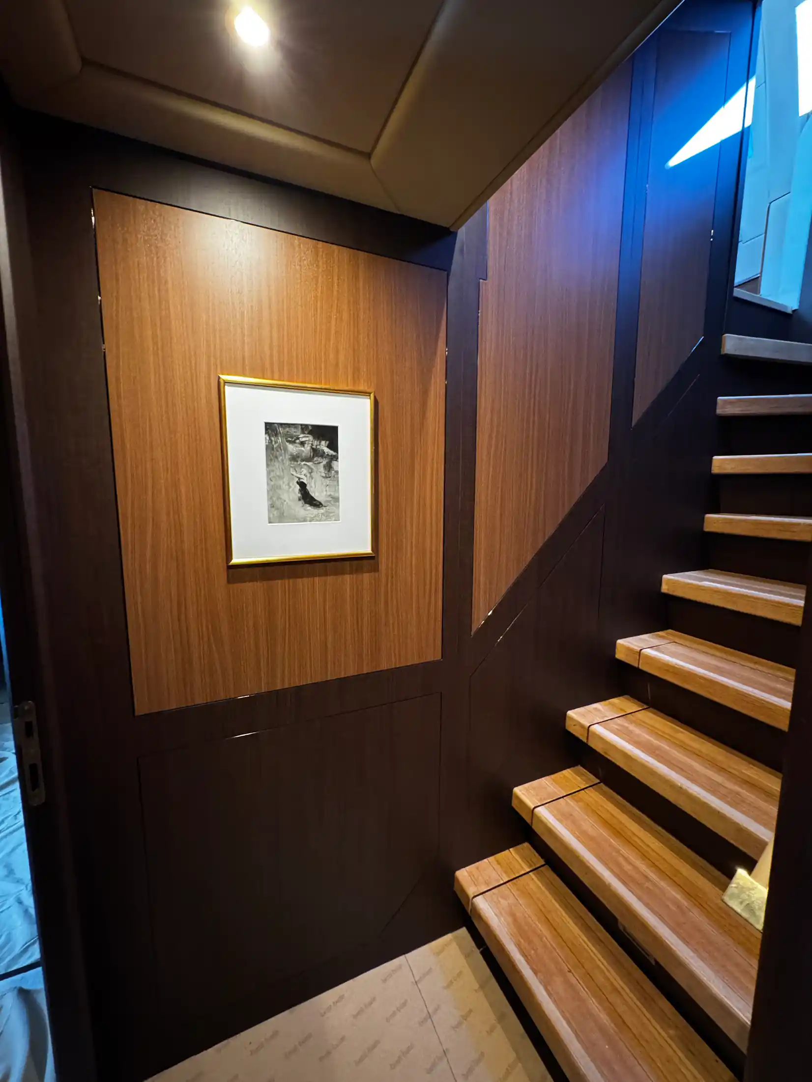 Escalier intérieur d'un yacht habillé en film Di-Noc — Cannes