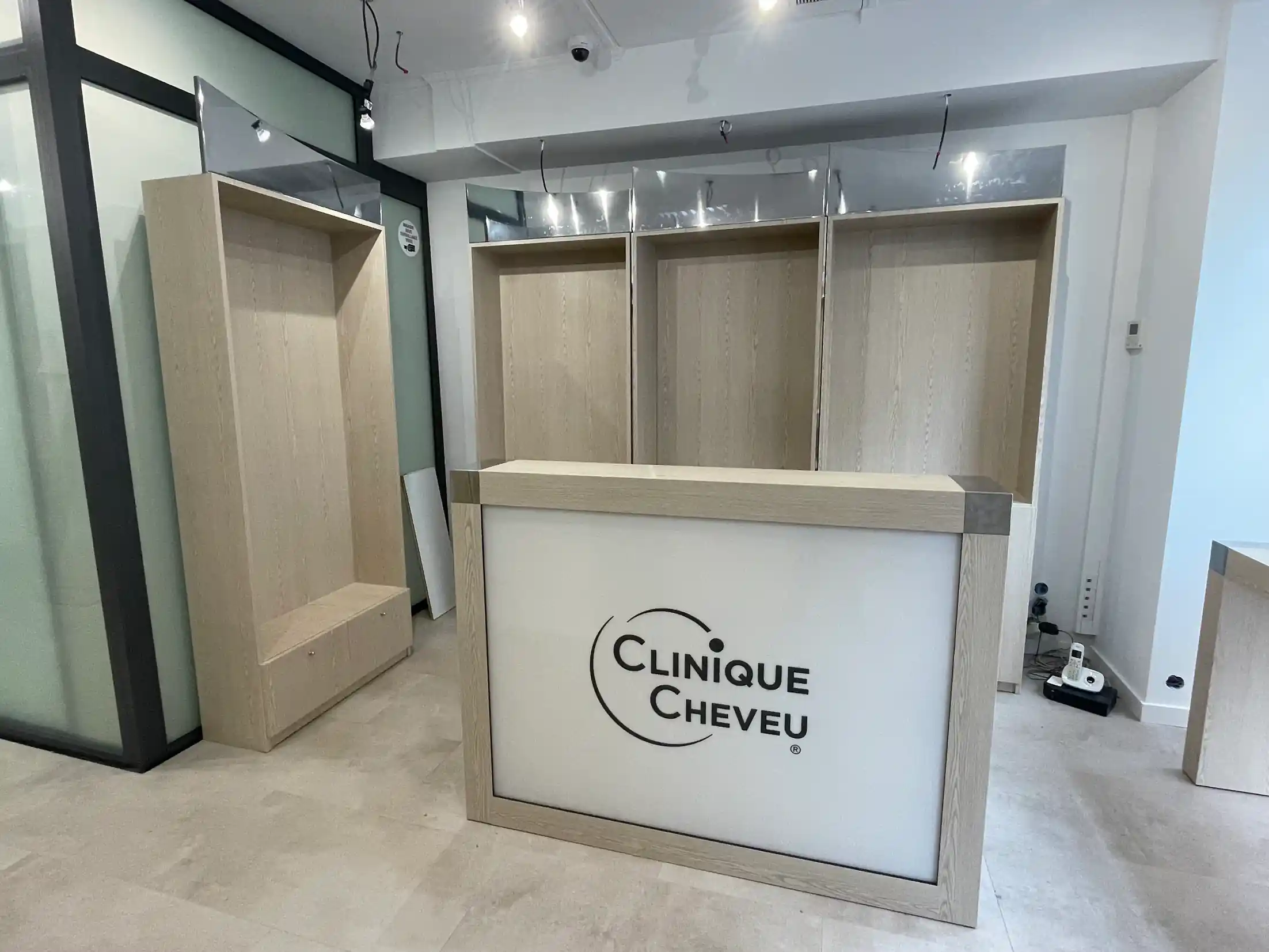 Comptoir de la Clinique du Cheveu habillé d'un film décoratif — Cannes