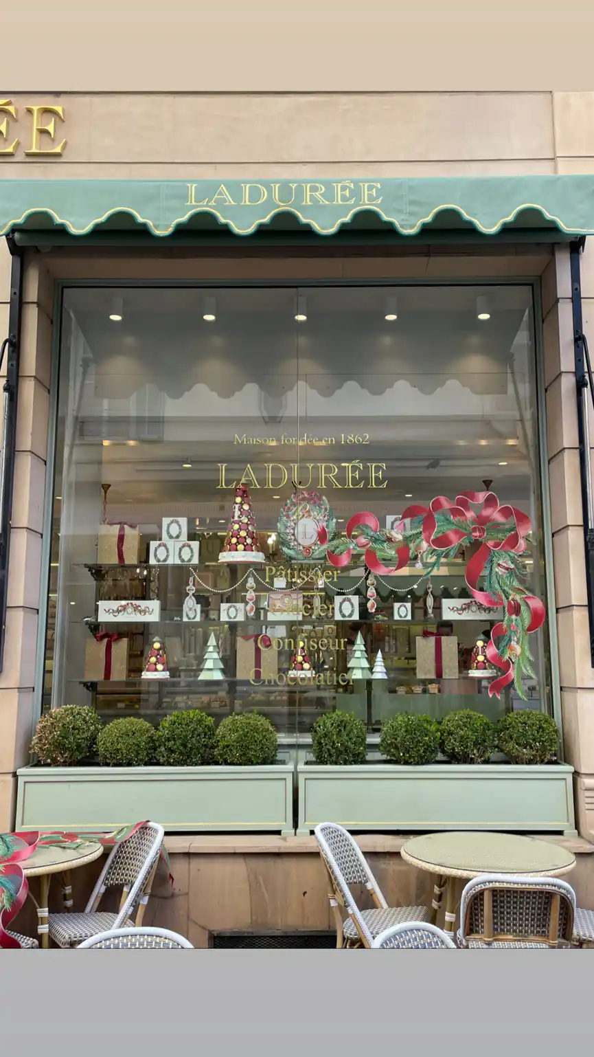 Vitrine de la boutique Ladurée habillée en vitrophanie — Cannes