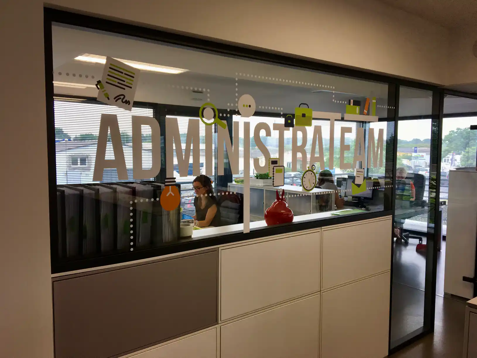 Vitrophanie du logo Administrateam sur les vitrages des bureaux — Antibes