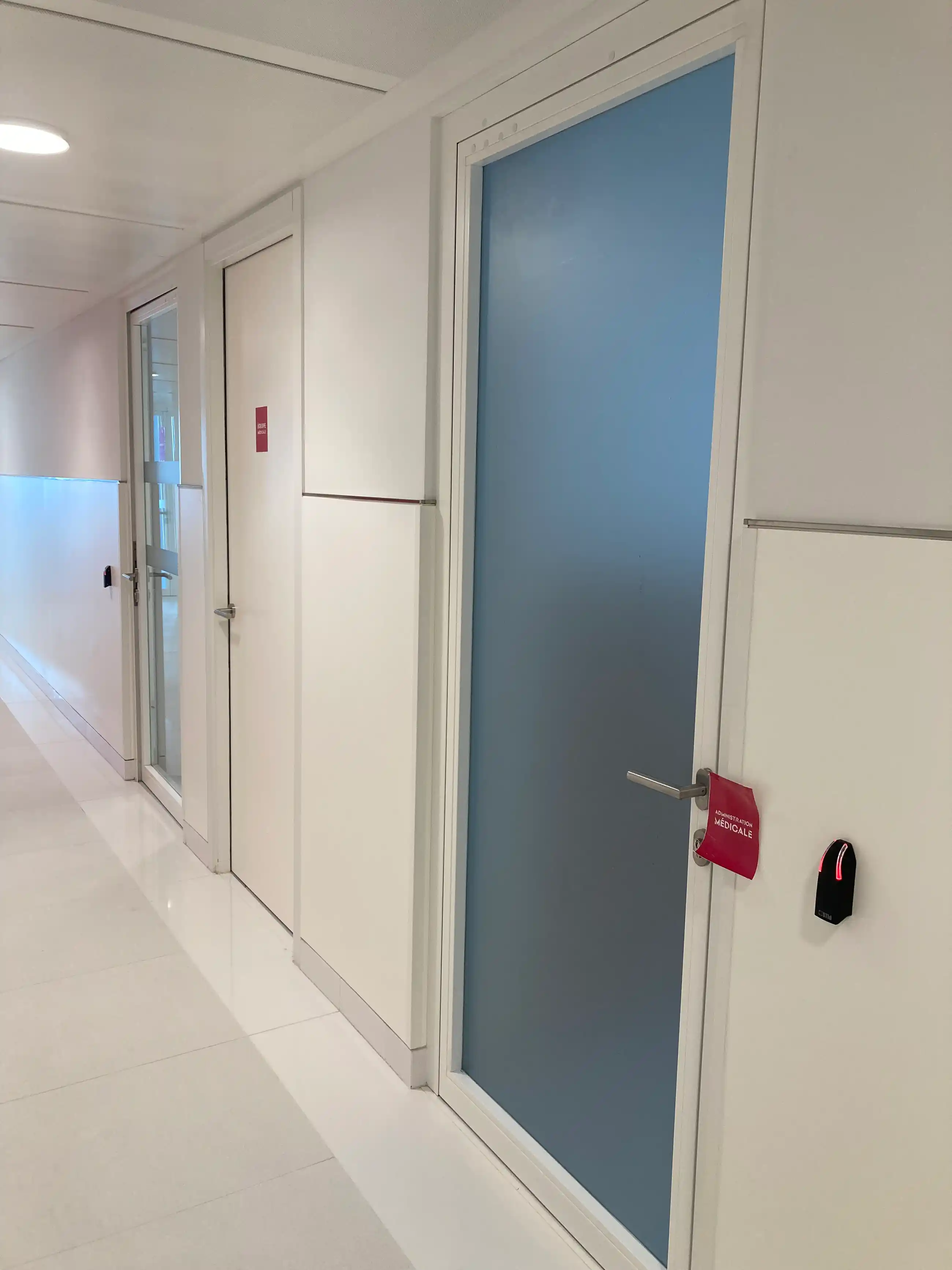Porte vitrée d'un cabinet médical habillée d'un dépoli — Antibes